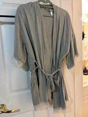 Lane Bryant Cacique Women Light Gray Lace-Trim Robe Soft Wrap Kimono size 18/20